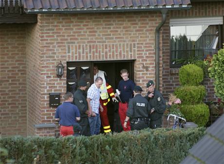 Policie ped domem v nmeckém Schwalmtalu